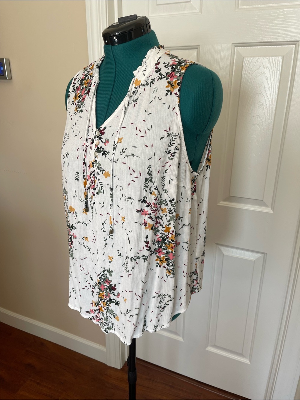 Daniel Rainn White Floral Tie-Front Sleeveless Top - Picture 11 of 13